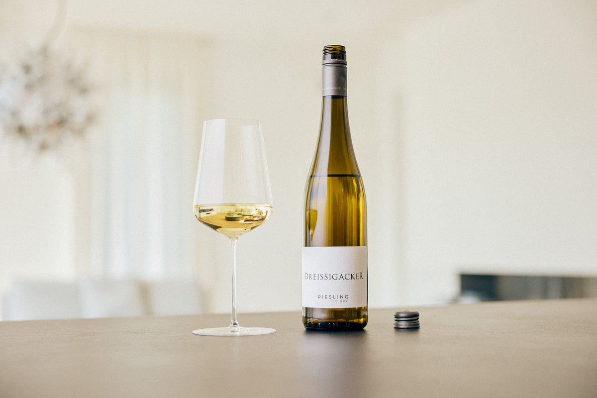 Dreissigacker Organic Riesling, Flasche und Glas