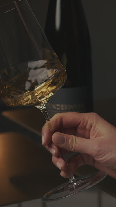 Wunderwerk-Riesling_Wunderwerk_Weingut-Dreissigacker_Video-hoch
