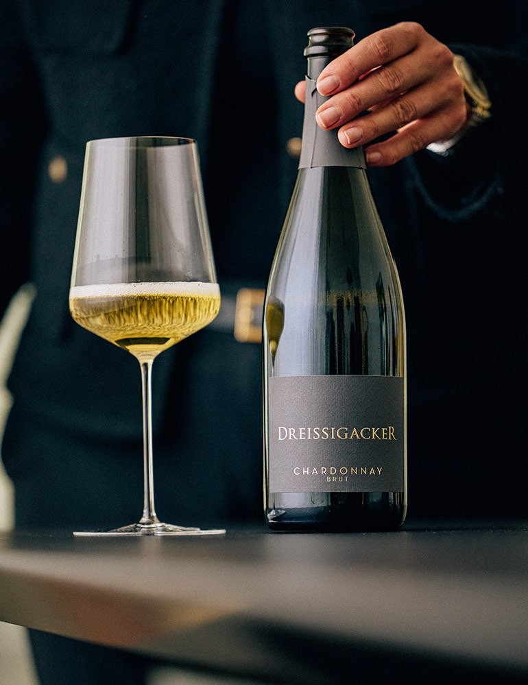 Weinflasche Dreissigacker Chardonnay Brut Nature, trockener Sekt mit eleganter Mineralität