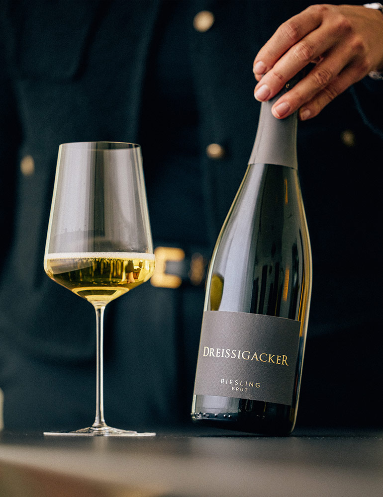 Weinflasche Dreissigacker Riesling Brut, spritziger Sekt mit feiner Perlage und fruchtigem Aroma