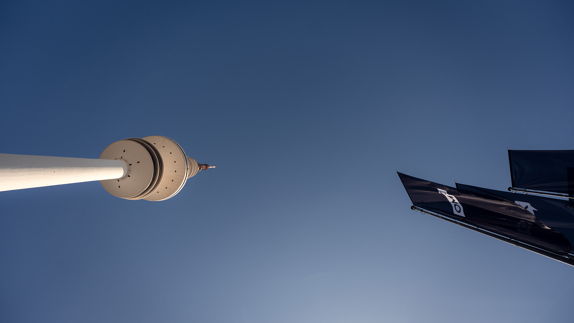 Blick nach oben in den Himmel zum Fernsehturm und OMR Flaggen